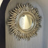 Декоративное зеркало в раме в виде солнца